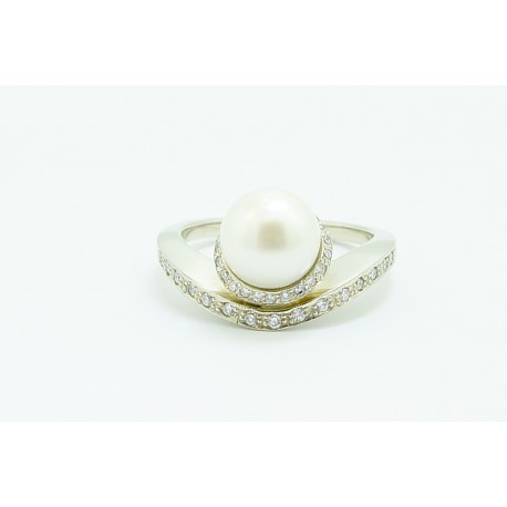 Pierścionek z białego złota z perłą i brylantami